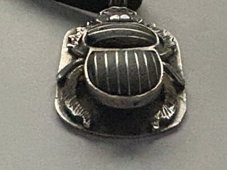 Colgante Escarabajo de Plata y Ónix antiguo