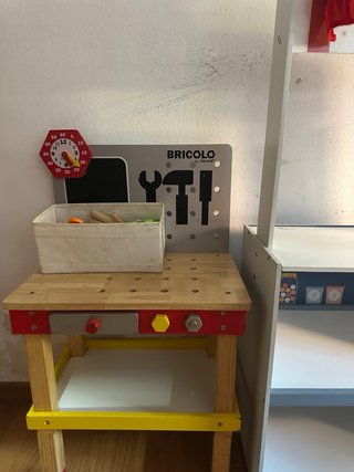 Juguetes, teatro y mesa de trabajo