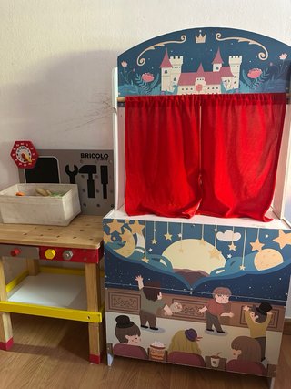 Juguetes, teatro y mesa de trabajo