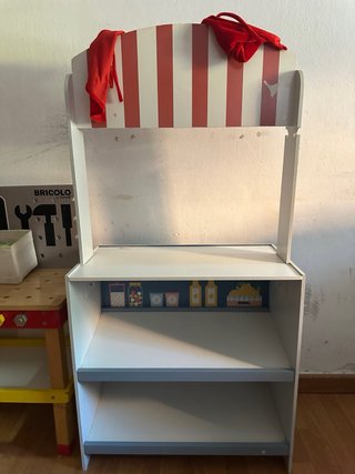 Juguetes, teatro y mesa de trabajo