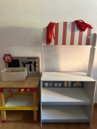 Juguetes, teatro y mesa de trabajo