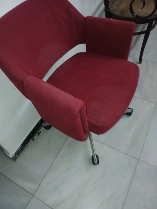 Sillón de tela rojo con patas metálicas