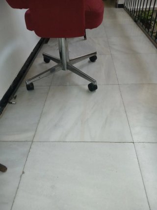 Sillón de tela rojo con patas metálicas