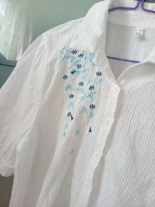 Blusa blanca bordada talla M.Alt.68 Hombros 40