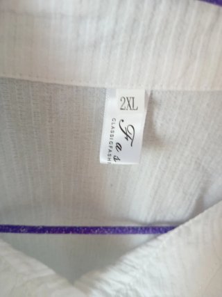 Blusa blanca bordada talla M.Alt.68 Hombros 40