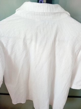 Blusa blanca bordada talla M.Alt.68 Hombros 40