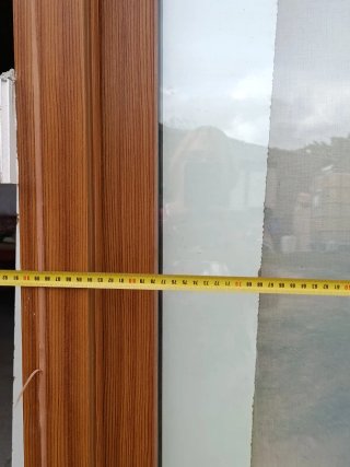Puerta PVC con cristal y rejilla