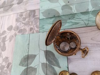 Lote antiguo: relojes, cajas, botones y mecheros