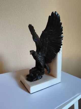 Águila de bronce decorativa