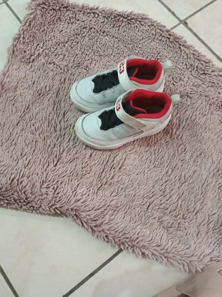 Scarpe da ginnastica bianche e rosse
