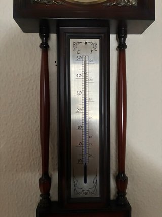 Reloj de pared vintage con estación meteorológica