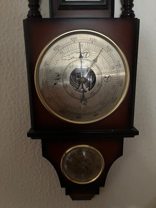 Reloj de pared vintage con estación meteorológica