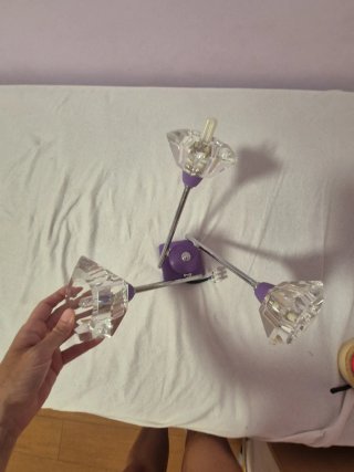 Lámpara de techo morada dormitorio