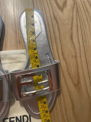 Sandalias Fendi plateadas con logo FF