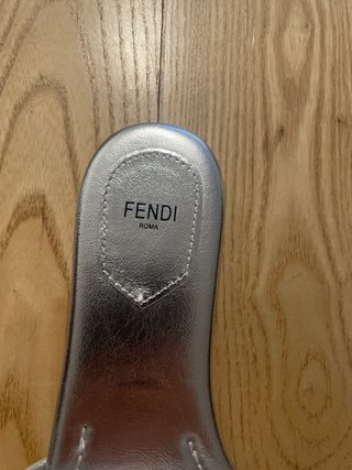 Sandalias Fendi plateadas con logo FF