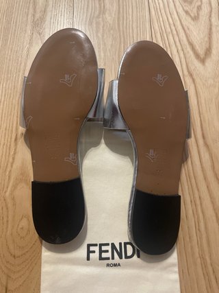 Sandalias Fendi plateadas con logo FF