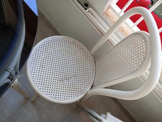 Mesa redonda cristal y mimbre