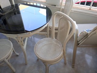 Mesa redonda cristal y mimbre