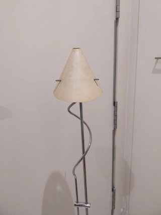 Lámpara de pie diseño metal y pergamino.