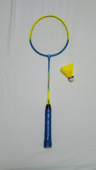 Raqueta de bádminton y volante amarillo