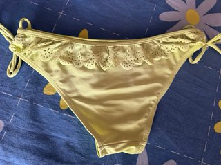 Braga bikini amarillo con volantes