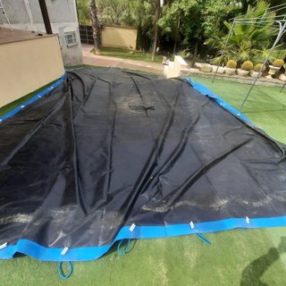 Se vende Lona para piscina azul en perfecto estado