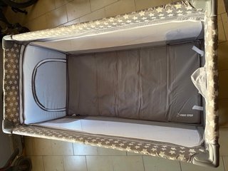 Cuna de viaje gris con funda y cambiador