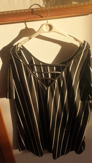Maglia estiva a righe bianche e nere