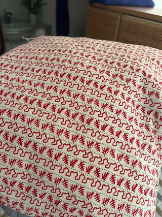 Cojín decorativo rojo y blanco
