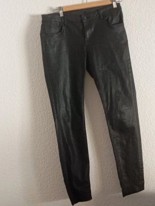 Pantalón Zara negro encerado ajustado pitillo
