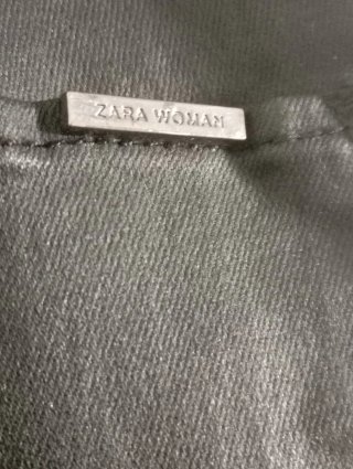 Pantalón Zara negro encerado ajustado pitillo