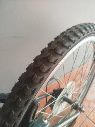 Bicicleta de montaña negra