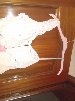 Vestido beige con encaje y flores