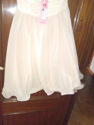 Vestido beige con encaje y flores
