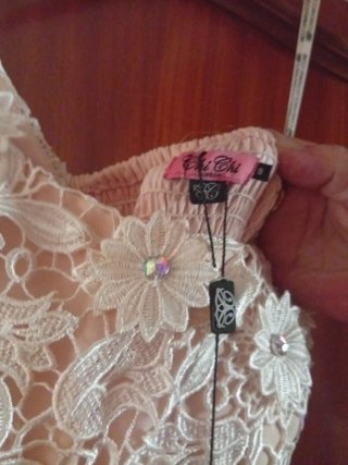 Vestido beige con encaje y flores