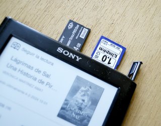 Sony Reader PRS-650 con accesorios