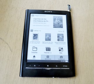 Sony Reader PRS-650 con accesorios