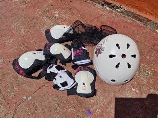 Casco y protecciones para niña