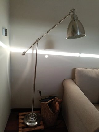 Lámpara de pie articulada estilo industrial