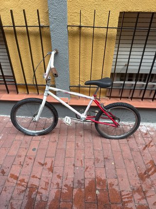 Bicicleta BMX Blanca y Roja