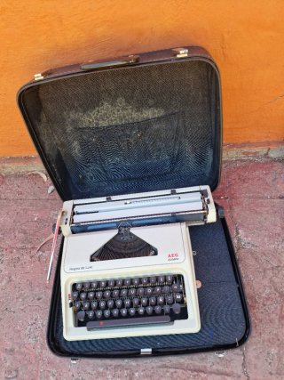 Máquina de escribir AEG Olympia Regina de Luxe