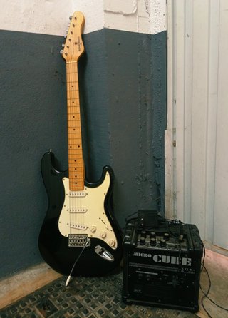 Guitarra Eléctrica Negra + Amplificador Micro Cube