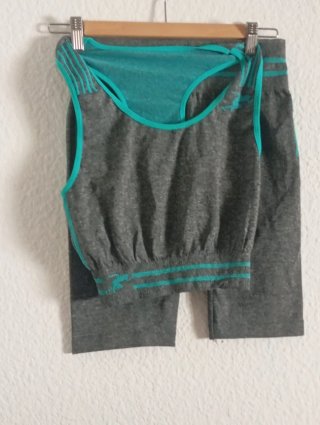 Set sportivo grigio e turchese con leggings e top
