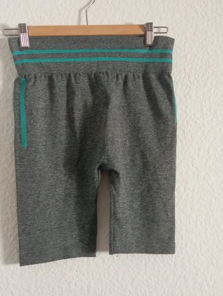 Set sportivo grigio e turchese con leggings e top