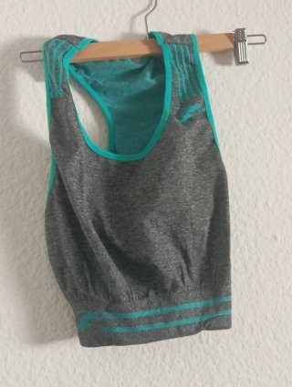 Set sportivo grigio e turchese con leggings e top