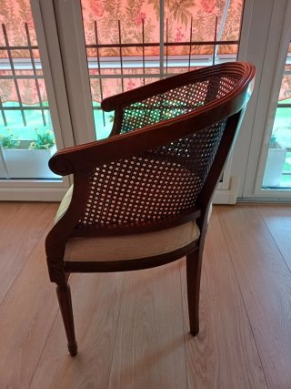 Silla de madera clásica con ratán