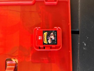 Cambio juegos de Switch 2 en mano en Granada