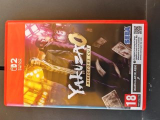 Cambio juegos de Switch 2 en mano en Granada