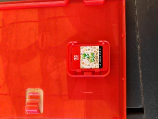 Cambio juegos de Switch 2 en mano en Granada
