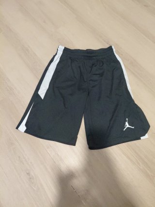 Pantalones deportivos Jordan negros y blancos